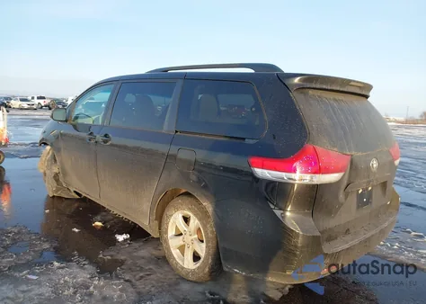 2013 Toyota Sienna Le V6 8 Passenger z USA, uszkodzony, nr VIN 5TDKK3DC7DS402321